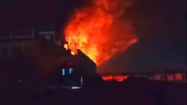 अकलतरा: लटिया रोड में ट्रांसफार्मर की रिपेयरिंग सेंटर में लगी भीषण आग, ट्रांसफार्मर में ऑयल होने से आग हुई भयावह