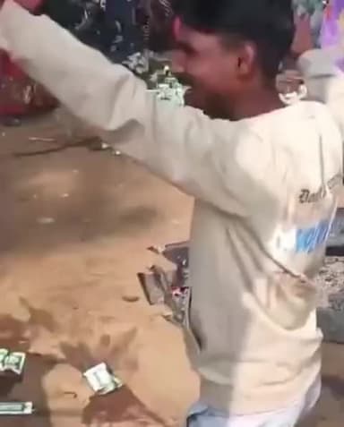 शराबी पतियों से परेशान पत्नियों ने शराब के ठेके में किया हंगामा, शराब को बाहर निकालकर नष्ट किया।
वायरल वीडियो आगरा जिले के महुअर गांव का है
#vairalpost