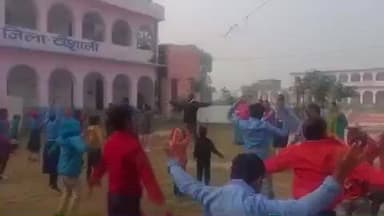 महुआ: महुआ के आदर्श मध्य विद्यालय मिर्जा नगर में बच्चों को योगाभ्यास कराते हुए योग के लाभ बताए गए