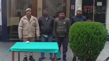 लखीमपुर: खीरी थाना पुलिस ने जुआ खेलते हुए 2 लोगों को किया गिरफ्तार, नकदी व ताश की बरामदगी