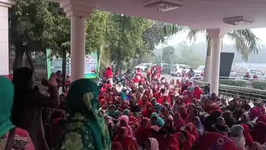 Aaj dinank 18 12 2025 ko Kanpur dehat mein DM karyalay per asha karmchariyon dwara dharna dete hue apni 14 sutriya mango