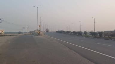 কাঁকসা: কোটা মোড়ের কাছে ১৯নম্বর জাতীয় সড়কের সার্ভিস রোডে ঢোকার মুখে ডিভাইডারে ধাক্কা লরির,আহত চালক