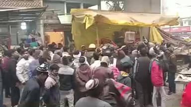 खलीलाबाद: शहर में जाम की समस्या को देखते हुए मुखलिसपुर ओवरब्रिज के नीचे और गोला बाजार में हटाया गया अतिक्रमण