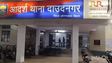 दाउदनगर: दाउदनगर थाना की पुलिस ने शहर के बम रोड से अवैध बालू लदे ट्रैक्टर को किया ज़ब्त, कार्रवाई की जा रही है