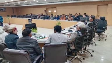 खलीलाबाद: कलेक्ट्रेट सभागार में जिलाधिकारी की अध्यक्षता में मगहर महोत्सव 2026 के आयोजन को लेकर बैठक की गई