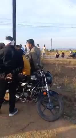 विजयपुर: विजयपुर के सहसराम गांव में युवक का सरकटा शव मिला, कुल्हाड़ी से हत्या की आशंका, सड़क पर लगाया जाम