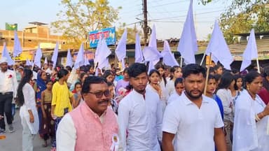 अकलतरा: अकलतरा में गुरुघासीदास की जयंती पर तहसील स्तरीय सतनाम शोभा यात्रा निकाली गई, भारी संख्या में लोग शामिल हुए