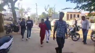 केकड़ी: केकड़ी में ब्यावर रोड इलाके में चोरी की नियत से घूम रहे 2 संदिग्ध युवकों को लोगों ने पकड़कर धुनाई की, पुलिस को सौंपा