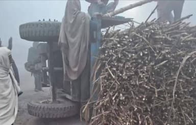 बिथान: रोसड़ा गांधी चौक के पास ईख से लदा टेलर पलटा, बड़ी दुर्घटना टली