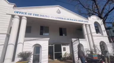 अवंतिपुर बड़ोदिया: उज्जैन: न्याय के लिए किसान आईजी ऑफिस में घुटनों के बल पहुंचा, पुलिस से शिकायत की