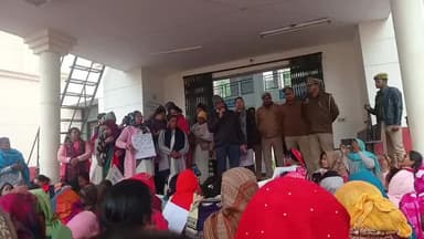 Kanpur dehat ke DM karyalay mein asha karmchariyon ko ashvasan dete hue Adhikari