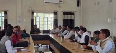 कोचाधामन: सभागार भवन कोचाधामन में बीपीआरओ ने पंचायत के मुखियाओं के साथ की समीक्षा बैठक