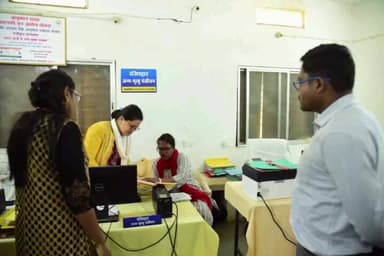 फरसगांव: कलेक्टर ने सीएचसी फरसगांव में जन्म मृत्यु पंजीयन शाखा का किया निरीक्षण