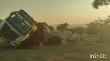 पेठ: कोटंबी घाटात खड्डयात पडल्याने मालवाहू ट्रक पलटी , घाटातील खड्डयांचा प्रश्न ऐरणीवर