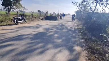 कोटड़ी: किशनगढ़ गांव के पास सड़क पर पड़ी गिट्टी बनी हादसों का कारण