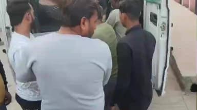 टेहरोली: सकरार में डिवाइडर से टकराने के बाद बाइक सवार की हालत गंभीर, झांसी किया गया रेफर