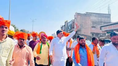 बदनापूर: नगरपंचायत नगराध्यक्ष पद बिनविरोध निवड आमदार नारायण कुचे यांनी नगरपंचायत परिसरात भव्य रॅली काढत केला सत्कार