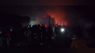 जलालगढ़: प्रखंड के चक पंचायत अंतर्गत पनखोवा गांव की वार्ड नंबर 7 में आग लगने से तीन घरों सहित धान और घास को लाखों की क्षति