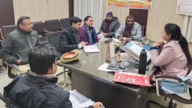 चंदौसी: विकासखंड बनिया खेड़ा के सभागार में विकासखंड अधिकारी ज्योत्सना त्रिपाठी की अध्यक्षता में बैठक आयोजित की गई