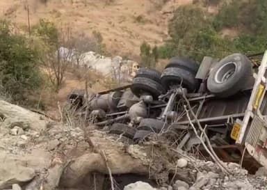 चिड़गांव: मंढोली के समीप बड़ा हादसा, ईंटों से भरा ट्रक सड़क से नीचे लुढ़का, पिता-पुत्र बाल-बाल बचे