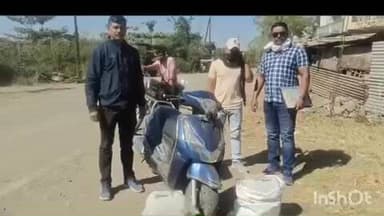 सेलू: वडगांव बसस्टॉप जवळ गावठी दारूची वाहतूक करणाऱ्यावर सेलू पोलिसांची कारवाई; ५० लिटर गावठी दारूसह आरोपी अटकेत