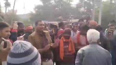 रामगढ़ चौक: सिसमा के पास किसानों ने किया सड़क जाम, धान अधिप्राप्ति न होने से नाराज़ किसानों ने आत्महत्या की धमकी दी