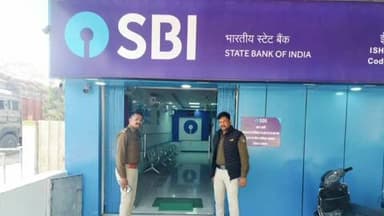 छतरपुर: ईशानगर पुलिस ने भारतीय स्टेट बैंक में सुरक्षा व्यवस्था को लेकर किया निरीक्षण