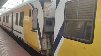 নারায়ণগড়: জলেশ্বর হাওড়া লোকাল ট্রেন দেরিতে চলায় বিক্ষোভ যাত্রীদের