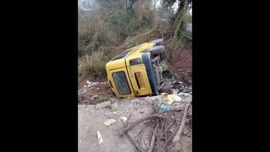 निज़ामाबाद: फरहाबाद तिराहे पर पलटी स्कूल वैन, बिना मान्यता चल रहे स्कूलों की मनमानी पर उठे सवाल