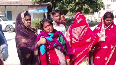 कस्बा: कस्बा थाना में नामजद अभियुक्त की गिरफ्तारी की मांग को लेकर लोगों ने किया प्रदर्शन