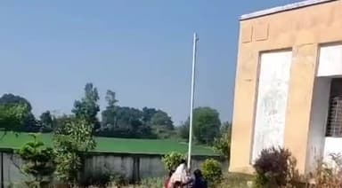 ढीमरखेड़ा: सिलौंडी में आधार कार्ड पंजीयन शिविर अव्यवस्था का शिकार, एसडीएम से की शिकायत, केंद्र समय पर नहीं खुला