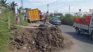 அன்னூர்: காளப்பட்டி அருகே சாலையில் லாரி பள்ளத்தில் சிக்கியதால் போக்குவரத்து பாதிப்பு