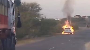 मसूदा: मसूदा पुलिस थाना क्षेत्र के अंतर्गत शेरगढ़ रोड पर चलती कार में अचानक आग लगने से कार धू-धू जलकर राख हुई