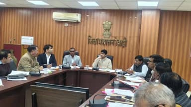 रेवाड़ी: डीसी अभिषेक मीणा ने राजस्व विभाग के अधिकारियों के साथ समीक्षा बैठक की