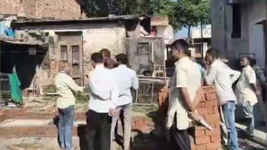 જાંબુઘોડા: જાંબુઘોડા નીલકંઠેશ્વર મહાદેવ મંદિર અને પંચાયતની જમીન પરનું ગેરકાયદે દબાણ તંત્ર દ્વારા દૂર કરાયું