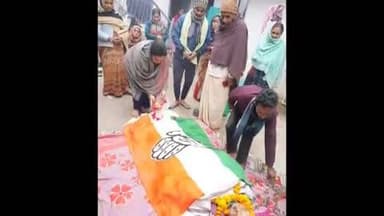 ठाकुरगंगटी: वरिष्ठ कांग्रेसी नेता ज्ञानेश्वर ठाकुर के निधन पर ग्रामीण विकास मंत्री दीपिका पांडेय सिंह पहुंची ठाकुर गंगटी