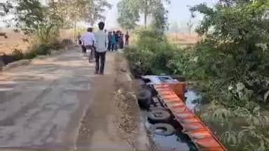 पखांजूर: PWD विभाग की घोर लापरवाही उजागर, संकीर्ण पुलिया के चलते तेज़ रफ़्तार ट्रक अनियंत्रित होकर नाले में गिरा