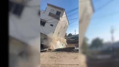 पुनासा: खंडवा में गिरी तीन मंजिला इमारत, बाल-बाल बची 12 लोगों की जान, मलबे में हुई तब्दील