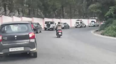 बर्फ की आस में कुल्लू–मनाली पहुँचे रहे पर्यटक, हाइवे पर बढ़ा ट्रैफिक दबाव ..... पण्डोह के पास की तस्वीर।