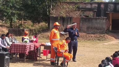 भंडरा: भंडरा प्रखंड में एनडीआरएफ ने बच्चों व आम लोगों को आपदा से बचाव का प्रशिक्षण दिया