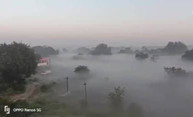 అల్లాదుర్గం: ముప్పిరెడ్డిపల్లి గ్రామం పొగ మంచుతో అరకు తలపిస్తుంది