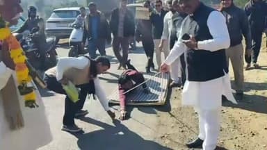 हंडिया: कडोला गांव से मां नर्मदा की दंड बैठक यात्रा शुरू, जगह-जगह हुआ लोगों द्वारा स्वागत