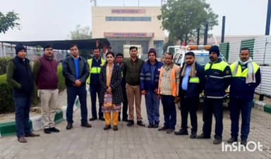 एत्मादपुर: कोहरे में सुरक्षित ड्राइविंग के लिए खंदौली टोल प्लाजा सहित अन्य टोल प्लाजा पर परिवहन विभाग ने चलाया जागरूकता अभियान