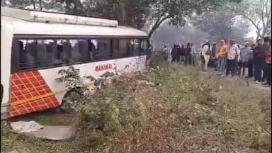 कुटुंबा: कुटुंबा में अनियंत्रित होकर पलटी यात्री बस, 20 से अधिक घायल, चार को किया गया रेफर, चालक नशे में था