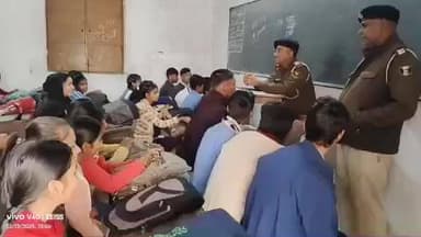 सूर्यपुरा: सूर्यपुरा राजराजेश्वरी पल्स टू विद्यालय में थानाध्यक्ष चंदन कुमार भगत ने छात्राओं को जागरूकता कार्यक्रम चलाया