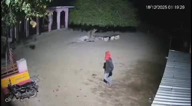 कुटीला हनुमान मंदिर से अज्ञात चोरों ने चुराए विजयघंट व दुकान से परचून सामान, सीसीटीवी में कैद हुई घटना, मामला दर्ज