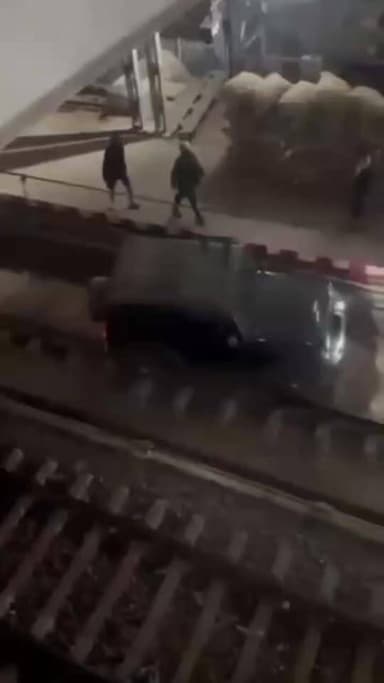 नागालैंड – दीमापुर रेलवे स्टेशन पर एक थार गाड़ी घुस गई और वो रेलवे ट्रैक पर फंस गई
पुलिस ने इस मामले में 65 साल के थेप...