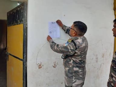 ललमटिया में फरार आरोपी के घर चिपकाया गया इश्तेहार
ललमटिया थाना क्षेत्र के ललघुटवा गांव में गुरुवार को स्थानीय पुलिस ने ...