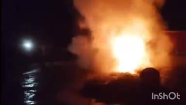 कुक्षी: गिरवान्या में पुल पर दो कारों की टक्कर के बाद एक कार में लगी आग, पुलिस ने मामला दर्ज किया