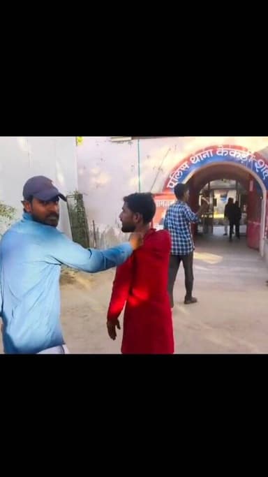 केकड़ी में ब्यावर रोड इलाके में शाम के समय चोरी की नियत से घूम रहे दो संदिग्ध युवकों को लोगों ने पकड़कर सरे आम जमकर धुना...